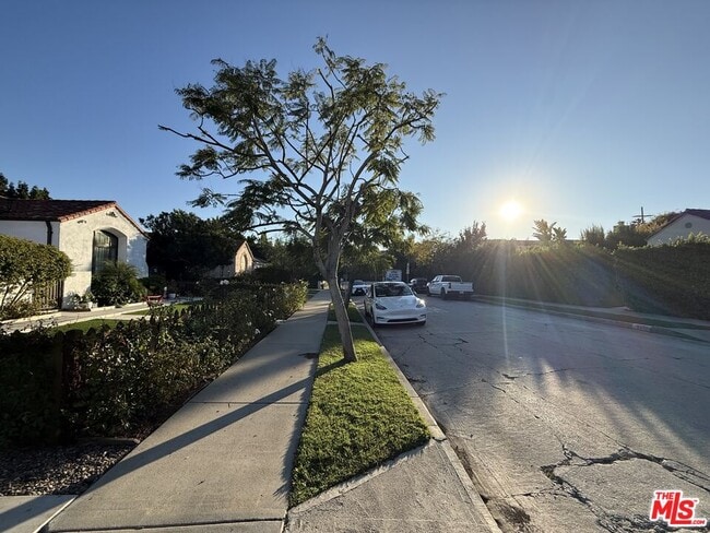 Building Photo - 941 Cloverdale Ave