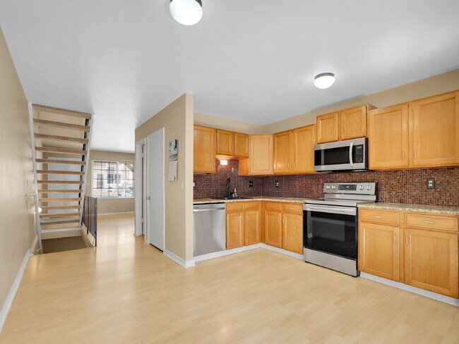 Building Photo - $2,295.00, 2-bed, 3-bath Condo in Westmins...