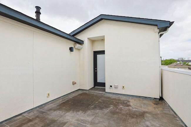 Building Photo - 2212 Stuart St