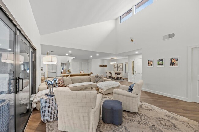 Building Photo - 845 NE Mulberry Dr