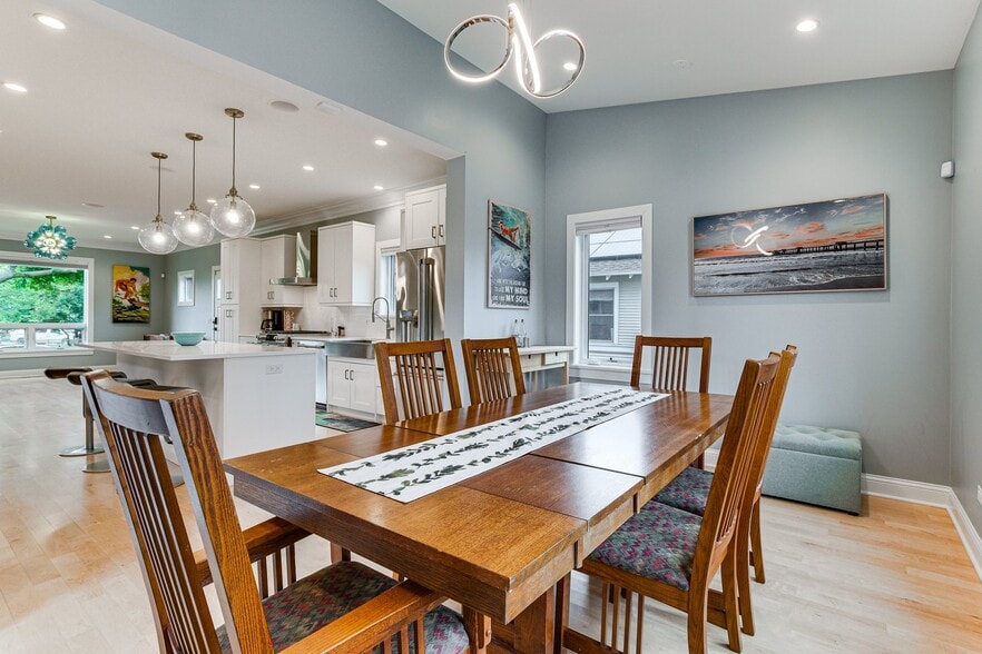 Dining - 4727 N Kiona Ave