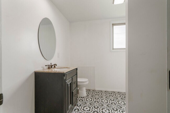 Building Photo - Modern Comfort on 1 Acre in Coweta – Available Now!