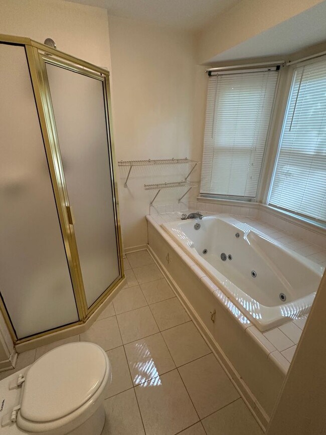 Building Photo - For Rent: Charming 4-Bedroom Colonial in C...
