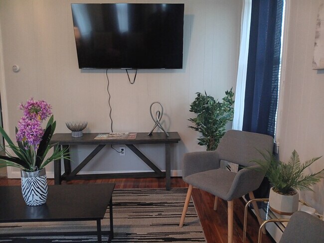 Building Photo - 125 Salina St