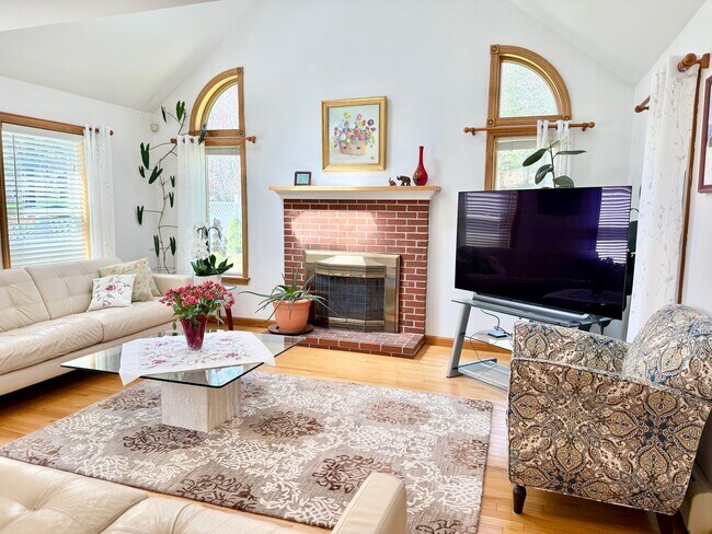 Building Photo - Meticulously Maintained 3BD/2.5BA Home in Quiet Westbrook Neighborhood!