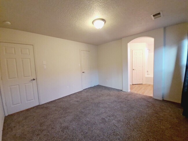 Building Photo - MOVE IN SPECIAL! 1/2 off 2nd months rent! Cute 3 bed, 2 bath home in Huning Ranch