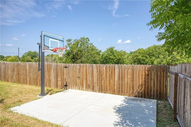 Building Photo - 1107 Middle Brook Dr