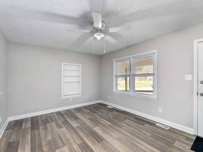 Building Photo - 3 bedroom 1 bath home for rent in New Bern