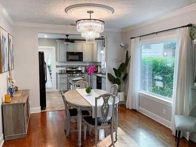 Building Photo - Fully Furnished Downtown St. Pete Craftsman | Walk to Hospitals & Waterfront