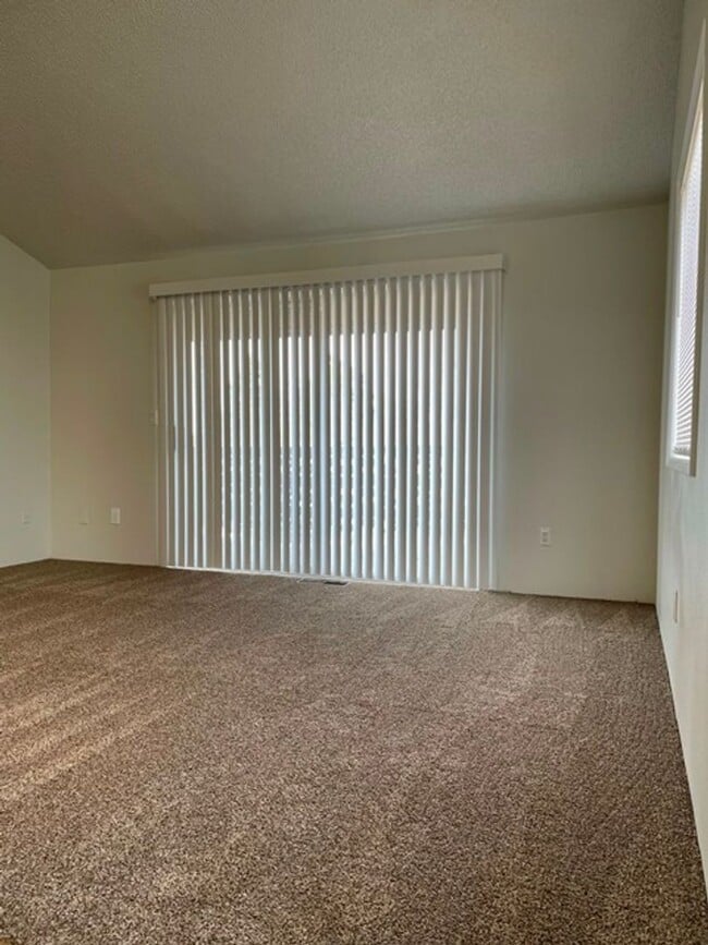 Building Photo - 2 bedroom townhouse