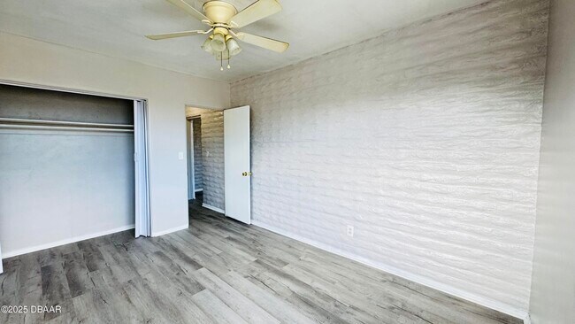 Building Photo - 637 N Oleander Ave