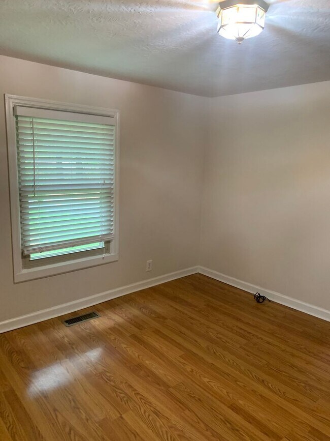 Building Photo - LIVE ON THE LAKE!!