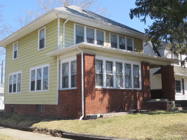 Building Photo - 826 Nuttman Ave