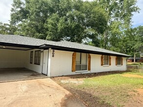 Building Photo - Newly Renovated Property - Family Home