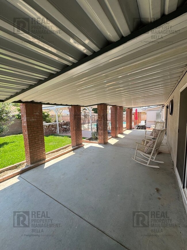 Building Photo - 3-Bed, 2-Bath Oasis in Hemet with Sparklin...