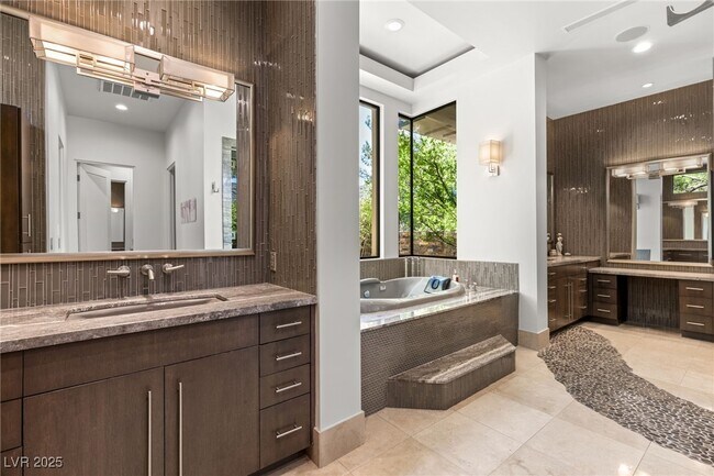 Building Photo - 2 Castle Oaks Ct