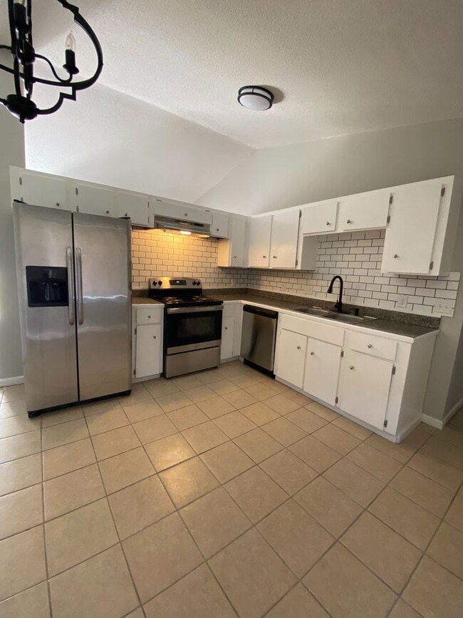 Building Photo - 239 Pointe S Dr