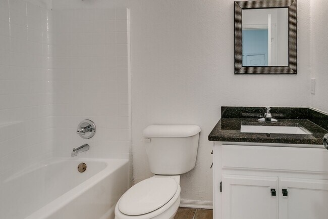 Building Photo - Great Freshly updated 3 bed 2 bath!