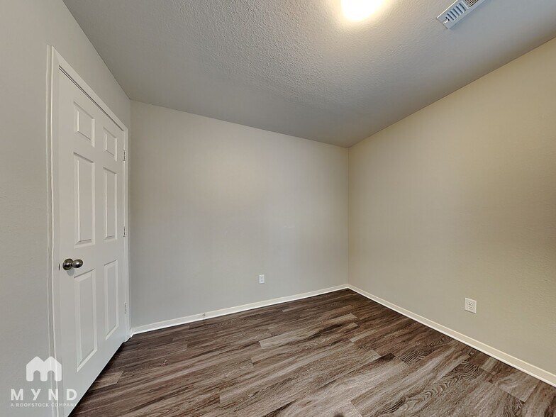 Building Photo - 9208 Pleasant Valley Dr