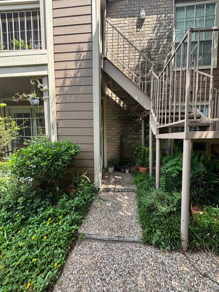 Building Photo - 1860 White Oak Dr