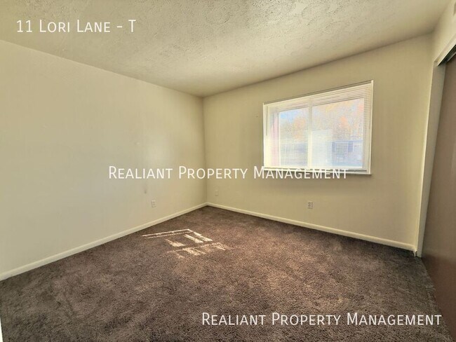 Building Photo - 11 Lori Ln