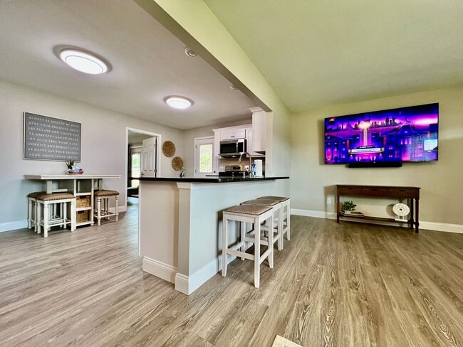 Building Photo - Newly remodeled, furnished home Trenton, Ohio