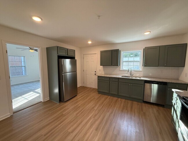 Building Photo - 208 Meadow St