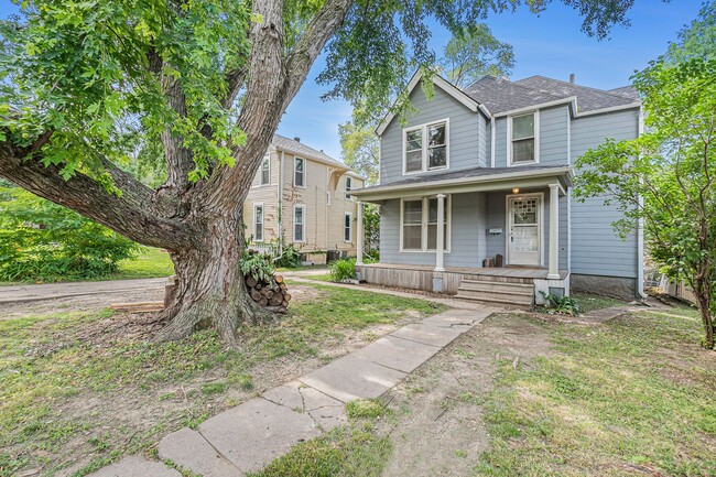 Building Photo - 2 Story 3 Bed 1.5 Bath, Off Street Parking...