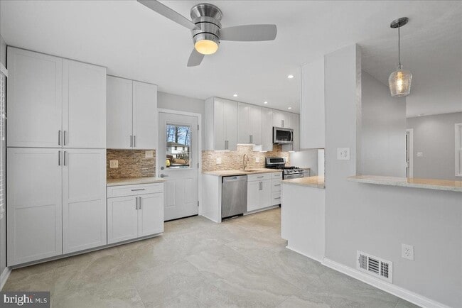 Building Photo - 7845 Brompton St