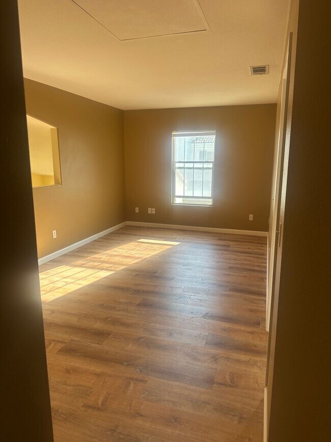 Building Photo - 3 Bedroom(plus loft), 2.5 Bath Home with Stunning Views and Modern Upgrades