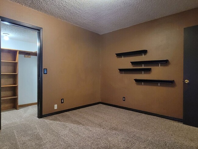 Building Photo - Quaint Home In El Reno