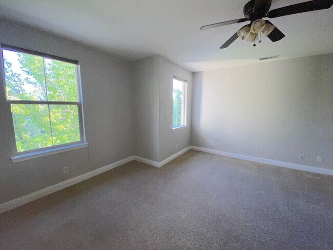 Building Photo - Top of the Hill - Gorgeous 5 Bedroom 3 Bat...