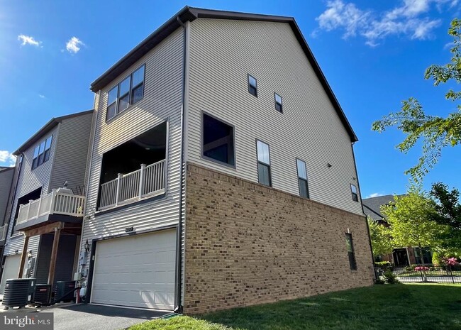 Building Photo - 43373 Southland St