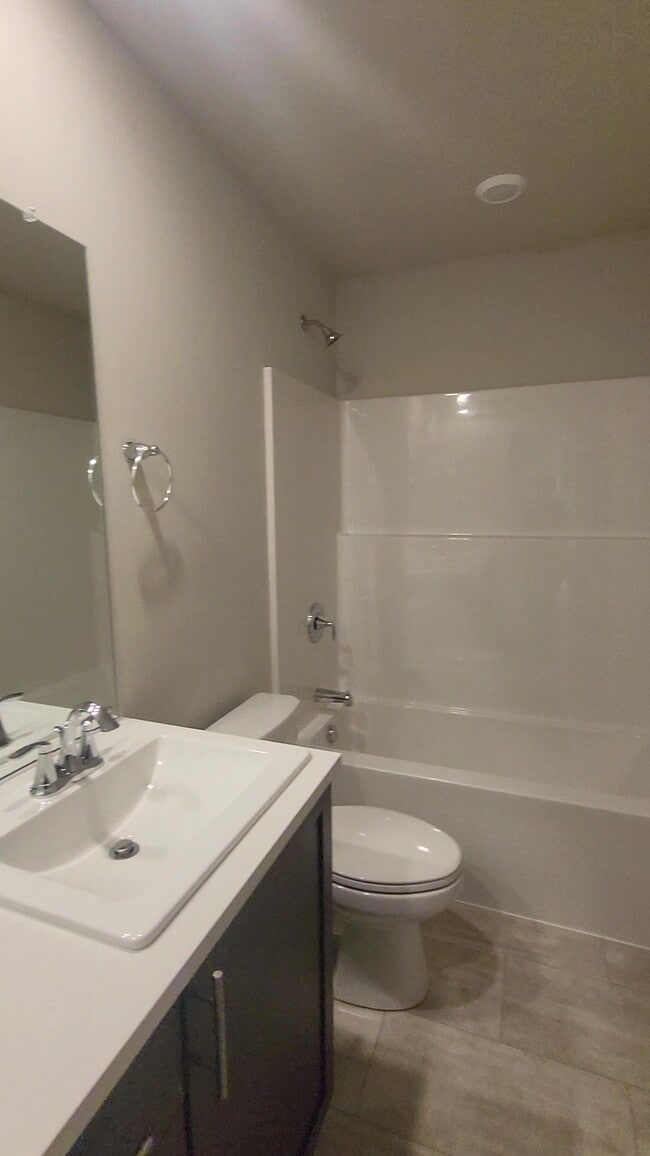 Building Photo - 20683 NE Town Dr