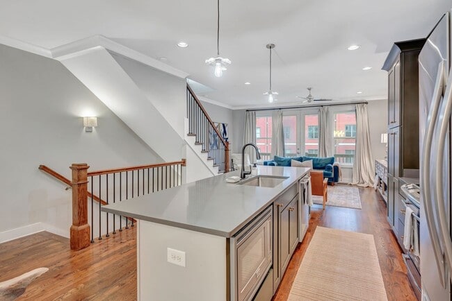 Building Photo - 3 Bed/ 3.5 Bath Townhome in Wedgewood with...