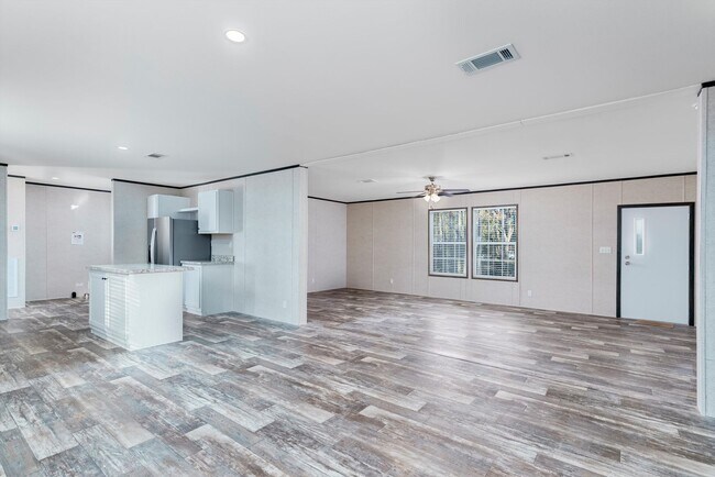 Building Photo - Huge 5 Bedroom 3 Bathroom Hastings Home Located w/ 1 Acre