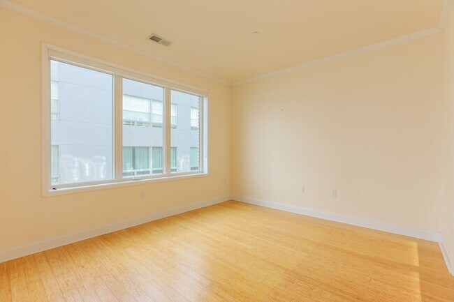 Building Photo - 2/Bedroom 2/Full bath - Panoramic Views - Best Location In Edgewater