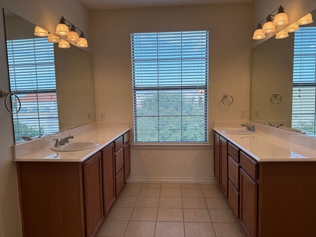 Building Photo - Lovely Townhome!
