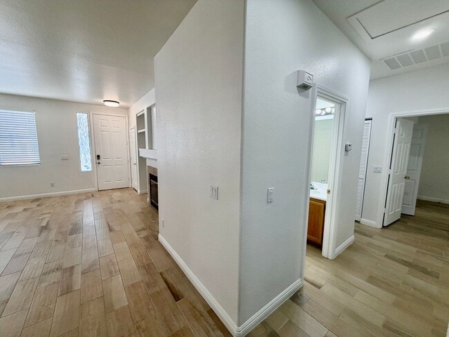 Building Photo - Cute and cozy 2 bedroom 2 bathroom condo