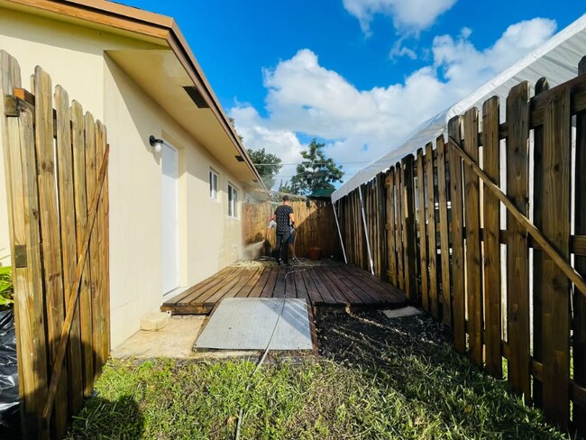 Building Photo - 4060 SW 58th Terrace