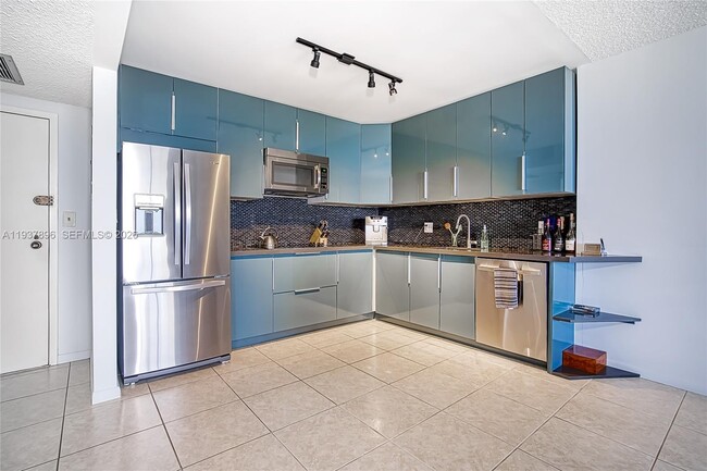 Building Photo - 2500 Parkview Dr