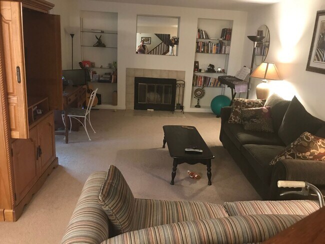 Building Photo - Lovely Townhouse in Finley Forest