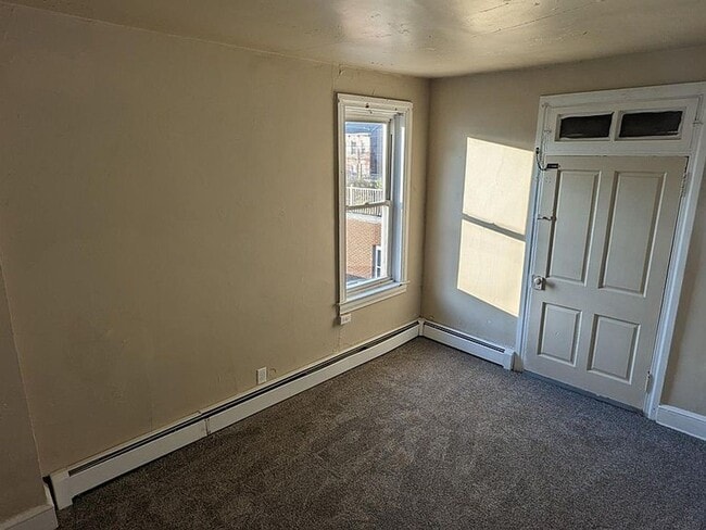 Building Photo - Spacious 5 Bedroom home in York!