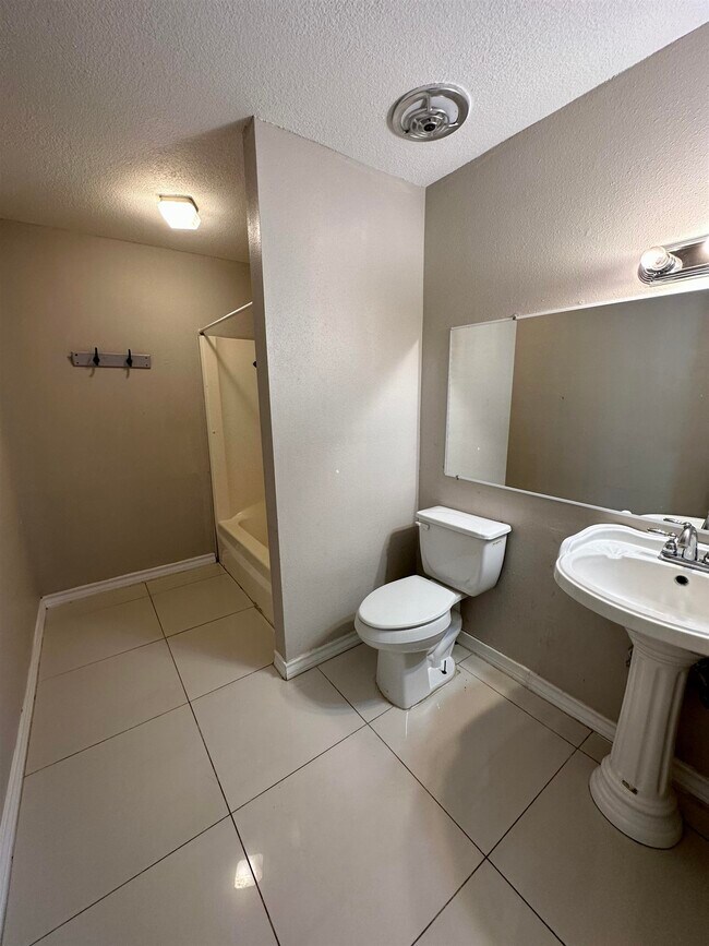 Building Photo - 4610 Retama Dr