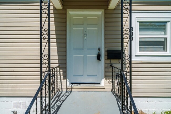 Building Photo - Super Cute & Spotless Corner Lot Home in Bessemer