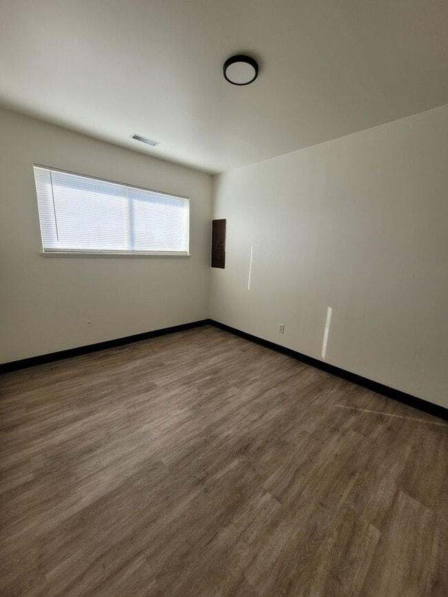 Building Photo - 1208-1210 Vandenberg Ave