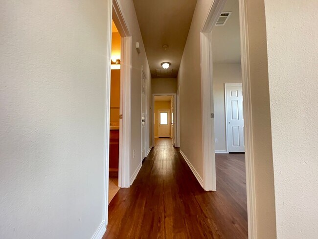 Building Photo - Charming 3/2 Duplex with Garage — No Carpet, Fenced Yard!