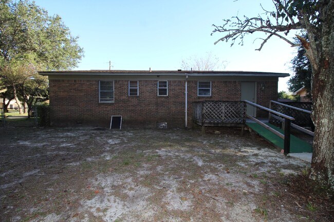 Building Photo - Available 8/28 – Updated Gulf Breeze 3BR w...