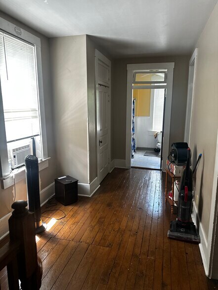 Building Photo - 415 Oak St