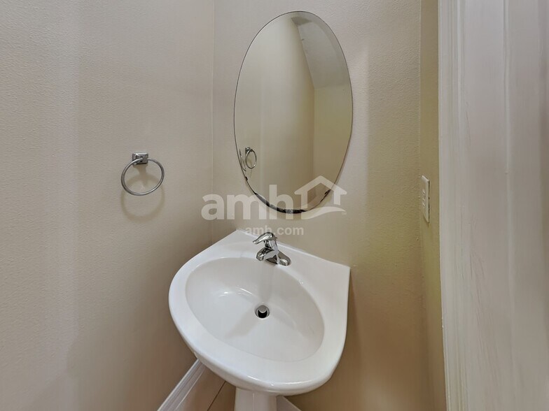 Building Photo - 13450 Sunkiss Loop